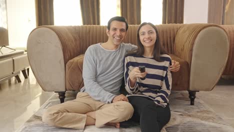 Glückliches-Indisches-Paar-Vor-Dem-Fernseher