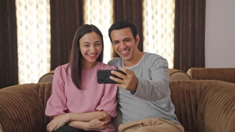 Glückliches-Indisches-Paar,-Das-Sich-Online-Ein-Video-Ansieht