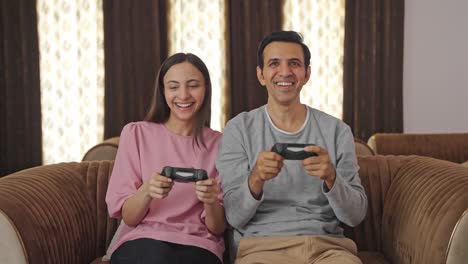 Glückliches-Indisches-Paar,-Das-Videospiele-Spielt