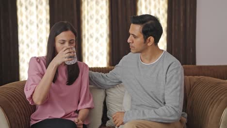 Indischer-Ehemann-Unterstützt-Ehefrau-Bei-Ihrer-Krankheit