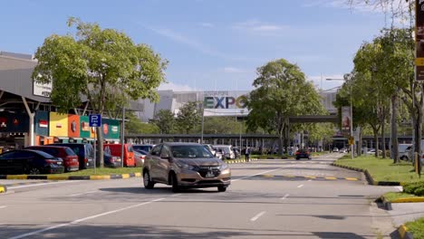 Autos-Fahren-Auf-Dem-Parkplatz-Des-Singapore-Expo-Convention-Center-In-Tampines,-Singapur