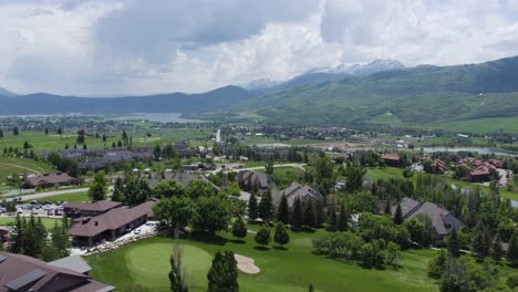 Lufttransportpfanne-über-Dem-Golfplatz-Wolf-Creek,-Luxusimmobilien,-Utah