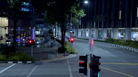 Autos-Fahren-Nachts-Auf-Asphaltstraße-Im-CBD-Gebiet-Von-Singapur