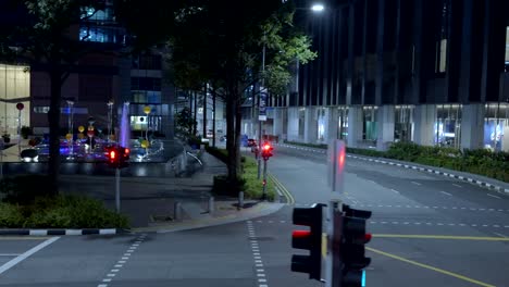 Coches-Circulando-Por-La-Calle-Asfaltada-Por-La-Noche-En-La-Zona-Del-CBD-De-Singapur.