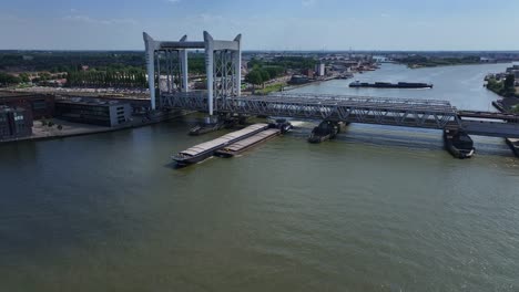 El-Puente-Ferroviario-De-Dordrecht-Permite-El-Paso-De-Algo-Más-Que-El-Tráfico-De-Barcazas.