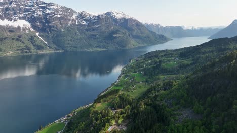 Mit-Blick-Auf-Den-Lustrafjord-Und-Den-Sognefjord-–-Luftaufnahmen-Vom-Hang-Herab,-Die-Eine-Außergewöhnliche-Landschaft-Und-Den-Fjord-Zeigen-–-Blick-Nach-Südwesten-In-Richtung-Gaupne