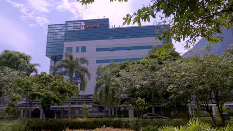 Moderne-Fassade-Des-Firmenbürogebäudes-Im-Changi-Business-Park-In-Singapur
