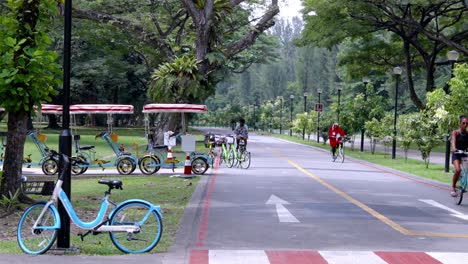 Gente-Andando-En-Bicicleta-En-El-Conector-Del-Parque-En-El-Parque-De-La-Costa-Este,-Singapur
