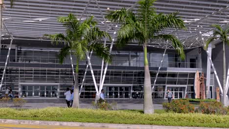 Empresarios-Frente-Al-Centro-De-Convenciones-Expo-De-Singapur-En-Singapur