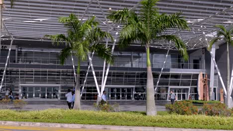 Geschäftsleute-Vor-Dem-Singapore-Expo-Convention-Center-In-Singapur