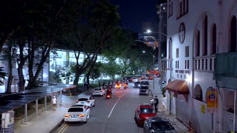 Nachtansicht-Des-Straßenverkehrs-Im-Finanzviertel-Von-Singapur