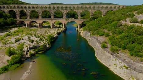 Toma-Aérea-Del-Pont-Du-Gard-Con-Lugareños-Nadando-Y-Jugando-En-El-Río.