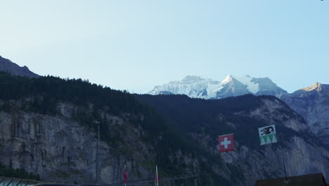 Vista-Desde-El-Valle-De-Lauterbrunnen-En-Los-Alpes-Suizos-En-Los-Picos-De-Las-Montañas-En-La-Nieve