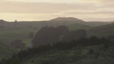 Spektakuläre-Landschaft-Bei-Sonnenuntergang-Auf-Neuseelands-Ackerland-Im-Wairarapa