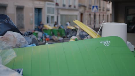 Szene-Einer-Pariser-Straße-Voller-Müll