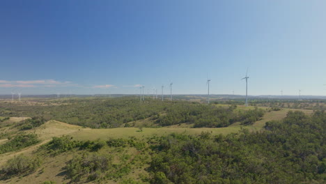Vista-Escénica-Del-Campo-De-Turbinas-Eólicas-Sostenibles-Que-Generan-Energía-En-La-Cima-De-Una-Colina-Verde,-4k-Drone-Australia