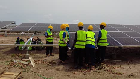 Alle-Technikerinnen-Elektroingenieure-Installieren-Bifaziale-Photovoltaik-Solarmodule-Zur-Stärkung-Der-Frauen-Im-Energiesektor-Westafrika,-Gambia-–-Nawec-Tbea-Jambur