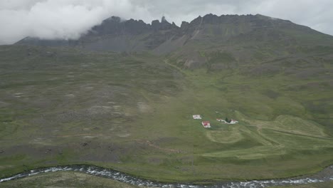 Friedlicher,-Abgelegener-Isländischer-Bauernhof-Unter-Scharfen,-Nebligen-Berggipfeln