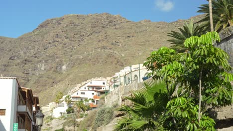 Typical-Spanish-homes-in-Tenerife-mountains,-tilt-up