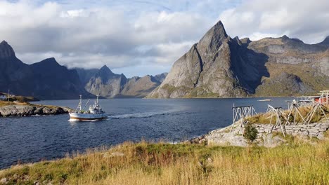 Blick-über-Die-Bucht-Von-Hamnoy-Auf-Den-Lofoten-In-Norwegen