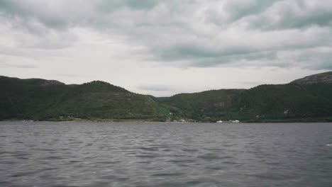 Cielo-Nublado-Sobre-Aguas-Tranquilas-De-La-Entrada-De-Pevika-En-Indre-Fosen,-Noruega
