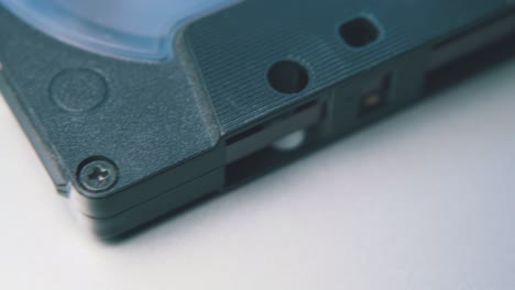 Bewegung-Vorbei-An-Vintage-Kompaktkassette-Auf-Weißem-Hintergrund