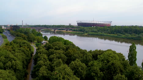 Luftaufnahme-Der-Poniatowski-Brücke-über-Die-Weichsel-Und-Des-Nationalstadions-PGE-Narodowy-Im-Warschauer-Bezirk-Praga-An-Einem-Sommertag