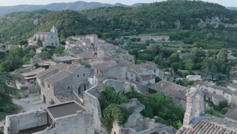 Luftdrohne-Luberon-Provence-Saignon-Frankreich-Mittelalterliche-Stadt-Bei-Sonnenaufgang