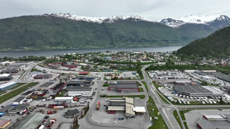 Stadtzentrum-Von-Andalsnes-In-Rauma,-Norwegen---Luftaufnahme