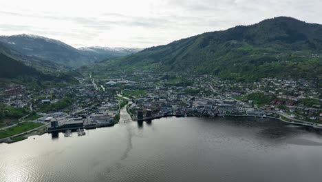 Sogndal-Norwegen---Sommerabendantenne-Mit-Panoramablick-Auf-Die-Stadt-Vom-Meer-Aus
