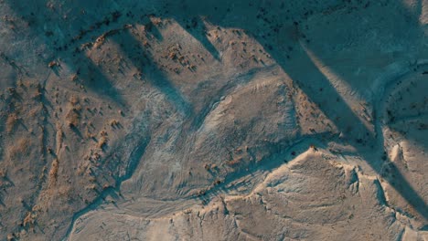 Luftdrohne-Von-Oben-Nach-Unten-Aufgenommene-Trona-Pinnacles,-Kalifornische-Wüste-Bei-Sonnenaufgang
