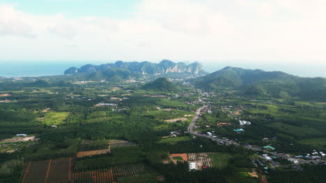 Vista-Aérea-Del-Paisaje-Agrícola-Durante-La-Puesta-De-Sol-Cerca-De-Ao-Nang,-Provincia-De-Krabi,-Sur-De-Tailandia