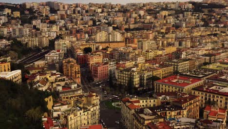 Luftaufnahme,-Die-Die-Historische-Stadt-Neapel-Bei-Goldenem-Sonnenuntergang-Und-Verschiedenfarbige-Alte-Gebäude-Zeigt