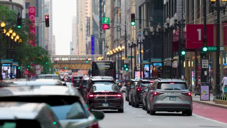 Ein-Blick-Auf-Den-Verkehr-In-Der-Innenstadt-Von-Chicago-Während-Der-Hauptverkehrszeit-Bei-Einbruch-Der-Dunkelheit