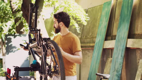 Ciclista-Repara-Engranajes-De-Bicicleta-En-El-Patio