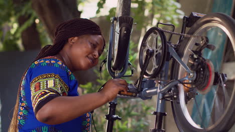 Female-fixing-bike-crank-arm-and-pedal