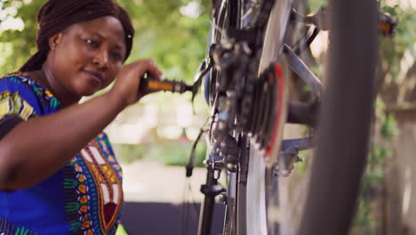 Mujer-Manteniendo-El-Rendimiento-De-La-Bicicleta