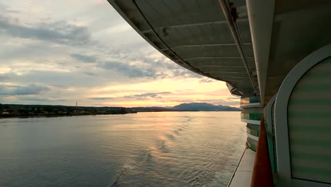 Sonnenuntergang-An-Der-Zerklüfteten-Küste-Alaskas,-Von-Einem-Kreuzfahrtschiff-Aus-Gesehen-–-Hyperlapse