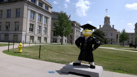 Hawkeye-Statue-Auf-Dem-Campus-Der-Universität-Von-Iowa-In-Iowa-City,-Iowa-Mit-Gimbal-Videoschwenk-Von-Links-Nach-Rechts-In-Nahaufnahme