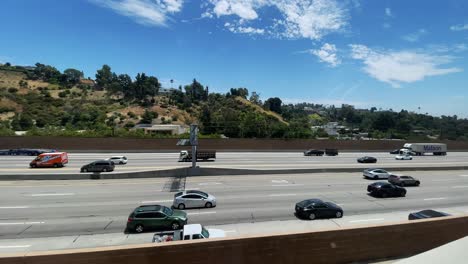 Rechte-Ansicht-Der-Interstate-405-Vom-Fahrenden-Zug-Im-Getty-Center-In-Los-Angeles,-Kalifornien