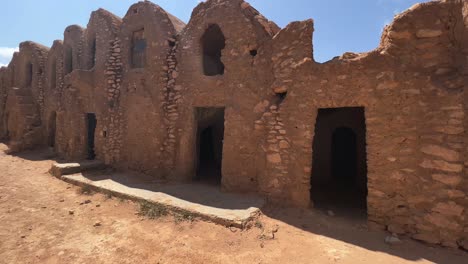 Remains-of-Ksar-Hadada-village-in-Tunisia,-tilt-up