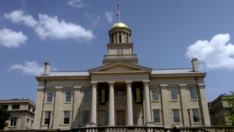 Antiguo-Edificio-Del-Capitolio-En-El-Campus-De-La-Universidad-De-Iowa-En-La-Ciudad-De-Iowa,-Iowa-Con-Video-Estable-De-Cerca