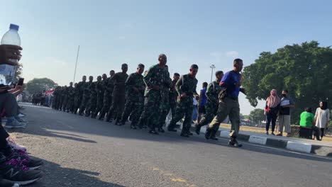 Filas-De-Soldados-Y-Estudiantes-Indonesios-Corrieron-Ordenadamente,-Entrenándose-Para-Prepararse-Para-Las-Celebraciones-De-La-Independencia-De-Indonesia