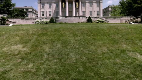 Antiguo-Edificio-Del-Capitolio-En-El-Campus-De-La-Universidad-De-Iowa-En-La-Ciudad-De-Iowa,-Iowa-Con-Video-De-Cardán-Inclinado-Hacia-Arriba