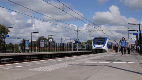 Commuters-board-and-depart-an-electric-train
