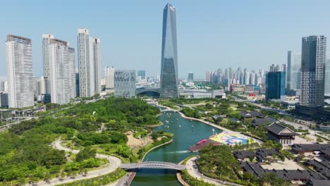 Schwenk-Von-Parklandschaften-In-Südkorea-Zu-Einem-Wolkenkratzer