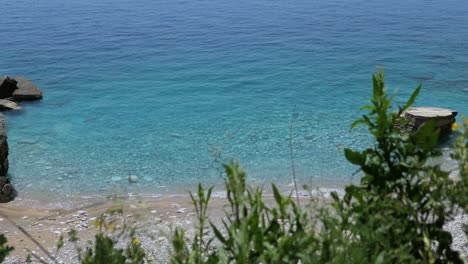 Agua-Cristalina-Y-Azul-En-Una-Playa-Natural-Privada,-Mediterránea