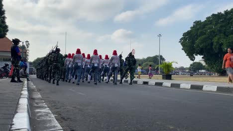 Filas-De-Soldados-Y-Estudiantes-Indonesios,-Entrenándose-Para-Prepararse-Para-Las-Celebraciones-De-La-Independencia-De-Indonesia