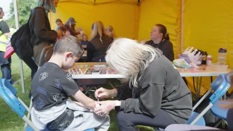 Tattoo-Stand-Voller-Kinder-Und-Erwachsene