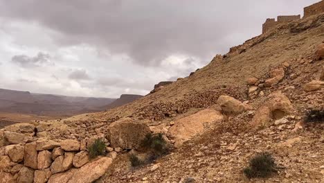 Rural-Ksar-Guermessa-Troglodyte-Village-En-Túnez-Con-Nubes